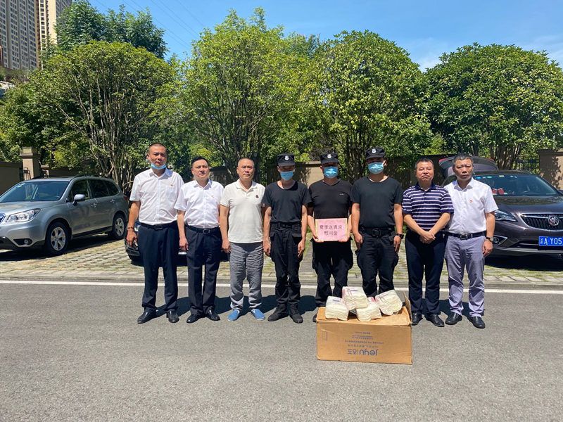 集團公司黨委委員、副總經(jīng)理溫雄偉一行慰問忠信公司一線隊員