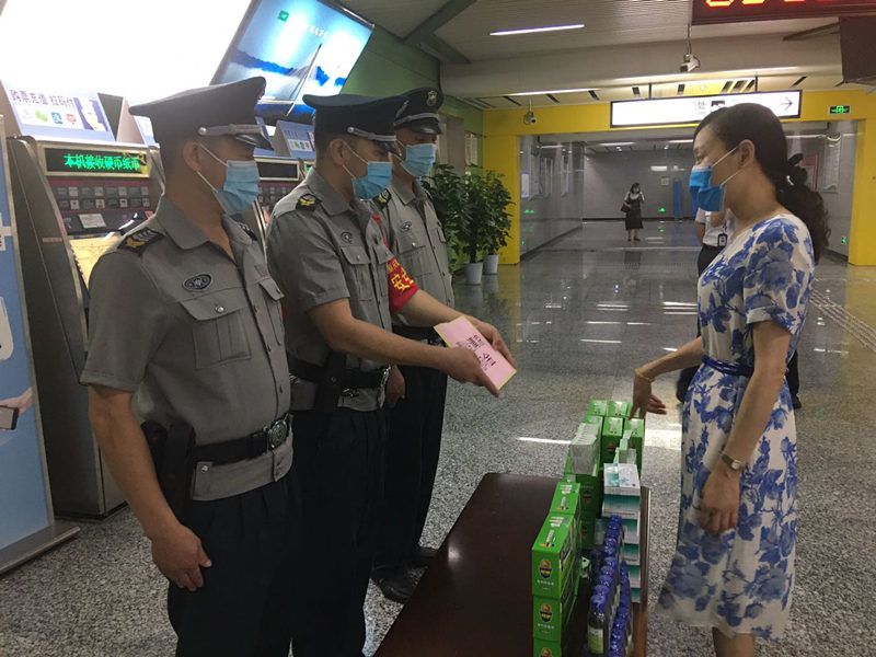 集團公司黨委委員、副總經(jīng)理曾立深入軌道一線開展“夏季送清涼”慰問活動