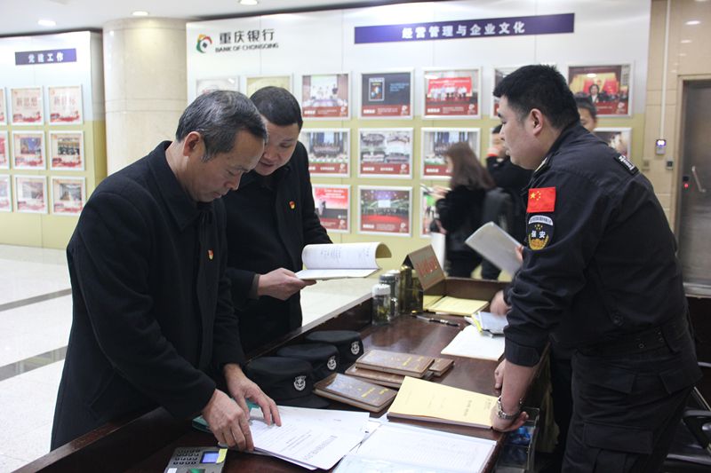 集團(tuán)公司黨委副書記、總經(jīng)理孫法永黨委委員、副總經(jīng)理溫雄偉到忠信公司走訪慰問
