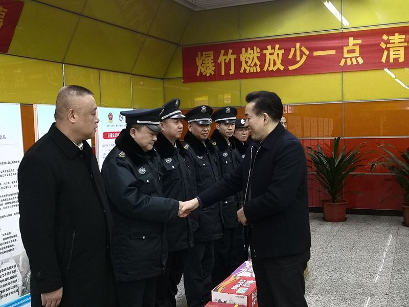 集團公司黨委委員、紀委書記、監(jiān)事長孫世昌一行走訪慰問軌道安保員工
