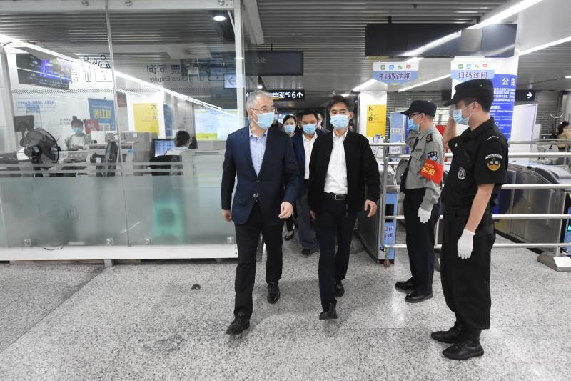 市財政局領導深入一線慰問基層員工