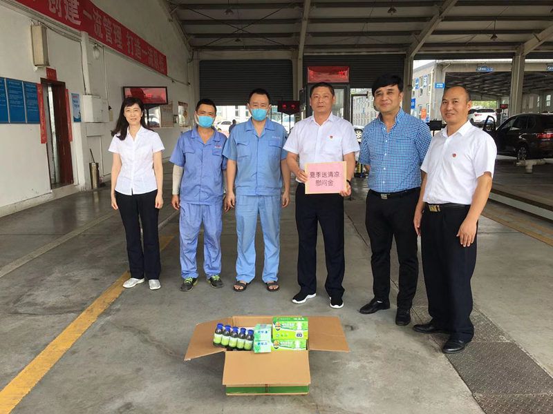 集團公司黨委委員、工會主席、副總經(jīng)理吳鋼到蔡家車檢公司開展“送清涼”慰問
