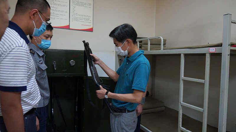 重慶發(fā)展投資公司黨委委員、副總經(jīng)理集團公司黨委書記、董事長袁剛深入金盾押運公司開展“夏送清涼”慰問活動