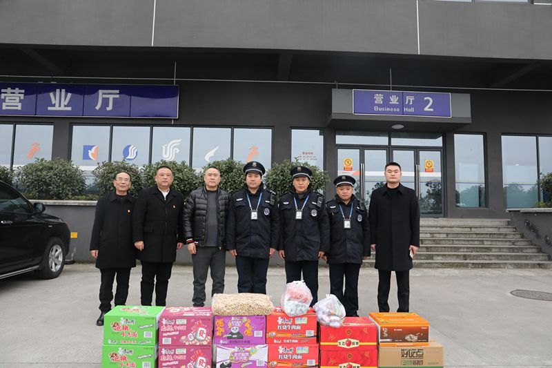 集團(tuán)公司黨委委員、副總經(jīng)理溫雄偉代表黨委到守神公司開展節(jié)前慰問