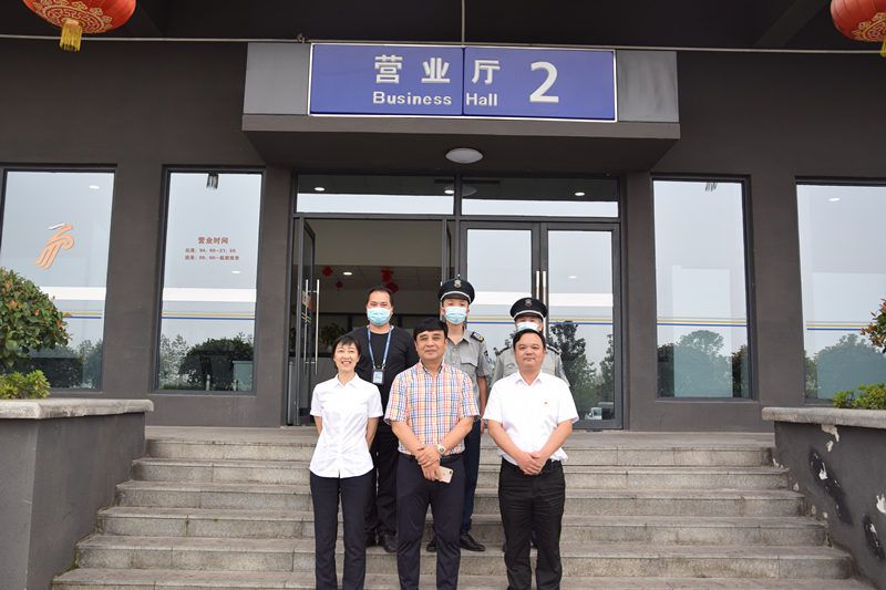 集團公司黨委委員、副總經(jīng)理、工會主席吳鋼一行慰問守神公司基層員工