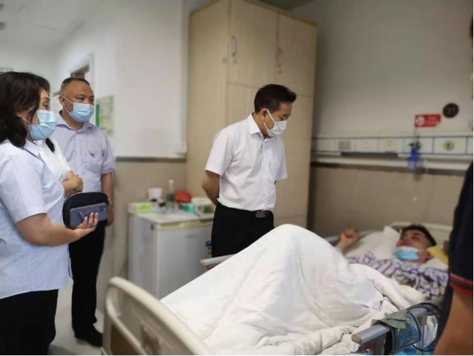 慰問(wèn)生病員工組織送溫暖