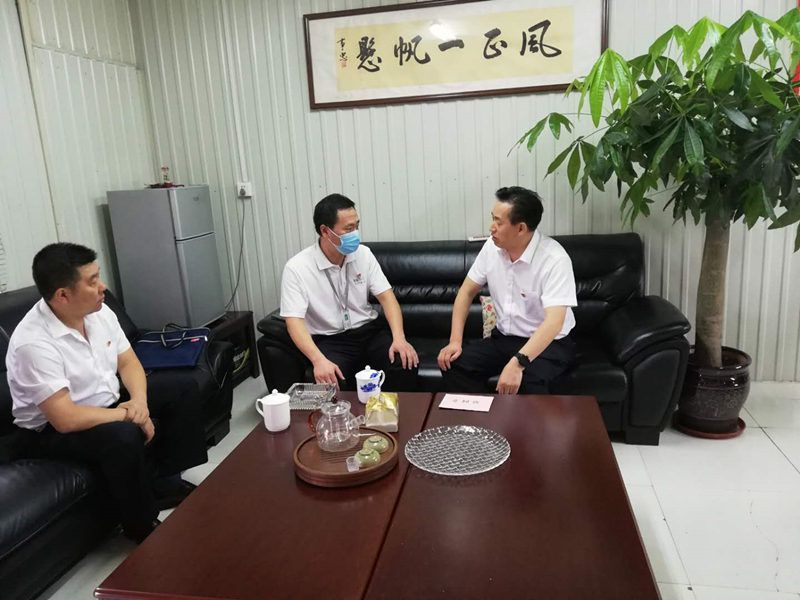 集團公司黨委委員、紀委書記、監(jiān)事長孫世昌到駕考公司看望慰問困難黨員